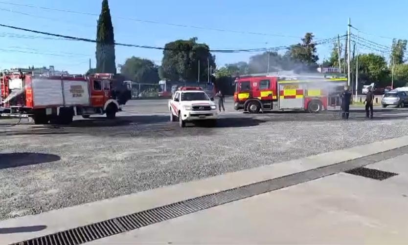 Emotivo recibimiento a los bomberos pilarenses que combatieron el fuego en Neuquén