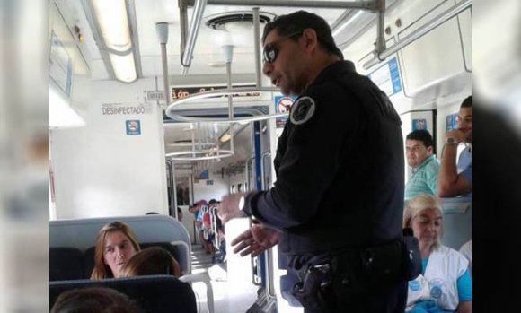 Video: Policía impide a docentes de Pilar cantar en contra de Macri y Vidal en el tren