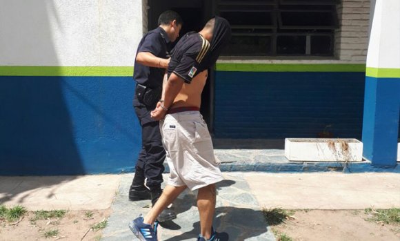 La conoció por Facebook, la encerró en su casa y la violó