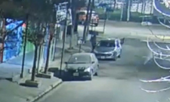 VIDEO - Delincuente rompió el vidrio de un auto para robar: fue detenido