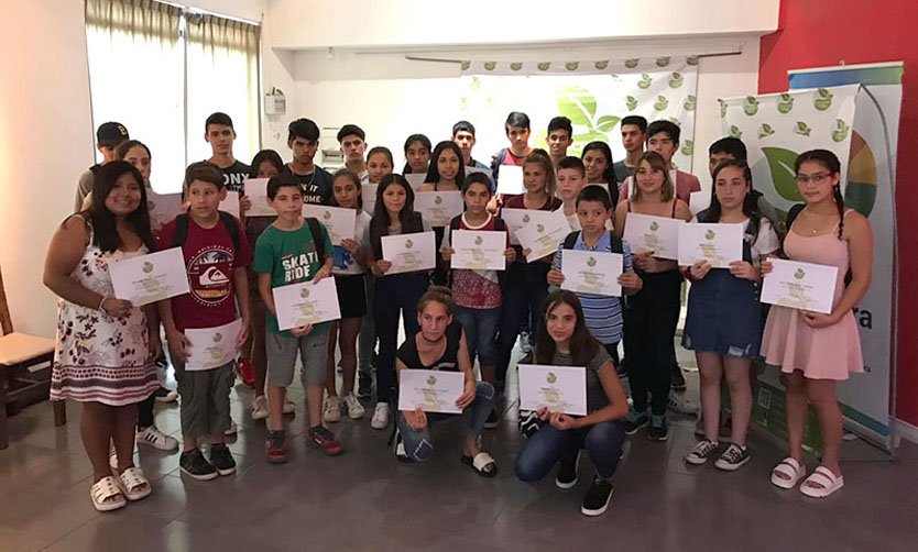 La Fundación Creciendo en Pilar entregó becas a alumnos secundarios