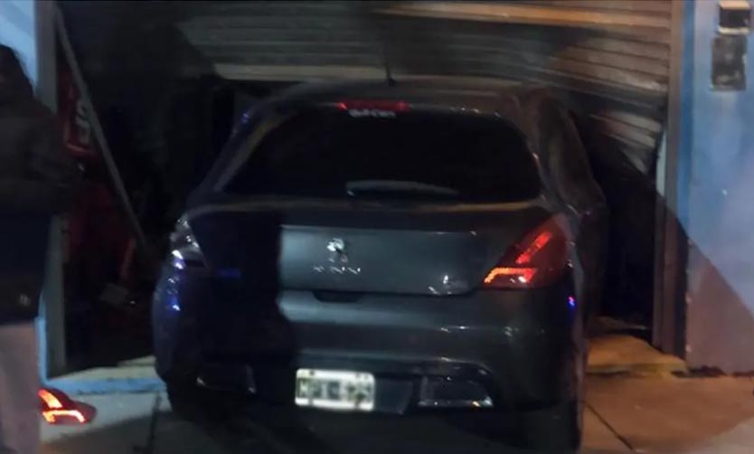 Chocaron dos autos y uno de ellos terminó incrustado en un comercio