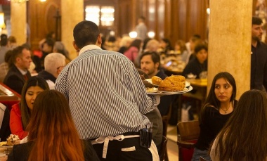 Las propinas, muy cerca de ser obligatorias en bares y restaurantes de la Argentina