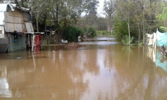 Lenta baja del Río Luján impide que los evacuados vuelvan a sus casas