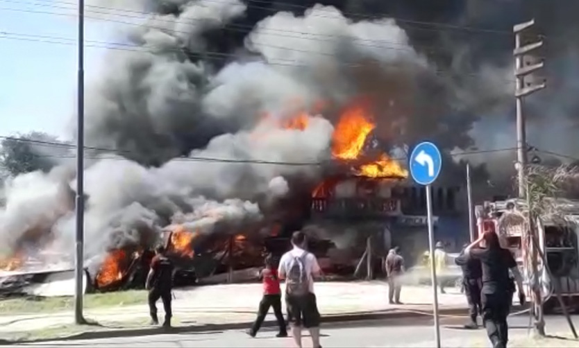 VIDEO - Voraz incendio destruyó varios locales comerciales en La Lonja
