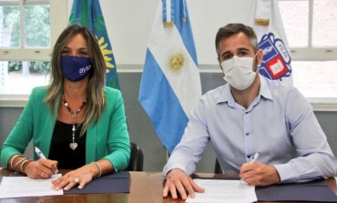 Achával firmó un convenio con AySA para llevar agua de red a barrios de Pilar