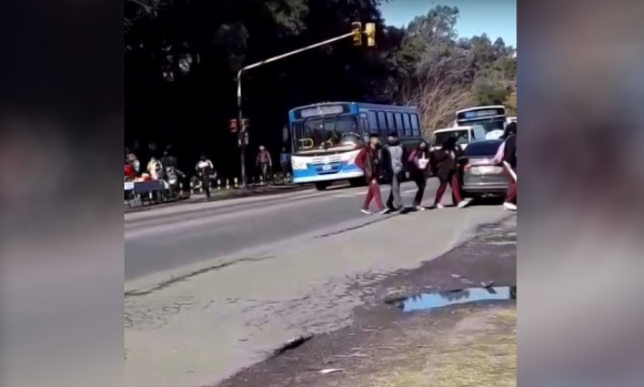 Piden mejoras en el transporte para que los chicos puedan llegar a horario a una escuela