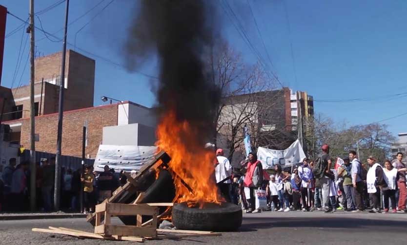 Masiva marcha: Movimientos sociales protestaron por los tarifazos en las puertas de Edenor