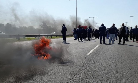 Protesta en la Panamericana tras un violento asalto a un chofer de la línea 57