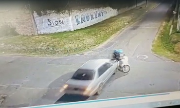 VIDEO: Buscan a conductor que chocó a un motociclista y se dio a la fuga