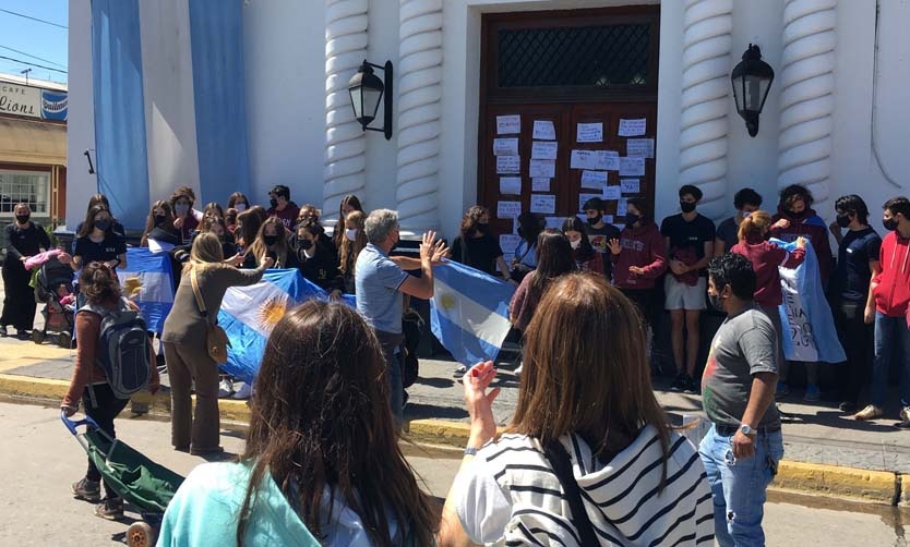 Con una marcha, padres y alumnos del último año de secundaria pidieron volver a los colegios