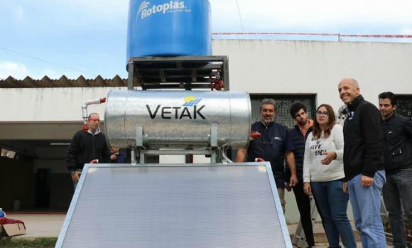 Instalan un panel solar en una escuela técnica de Pilar