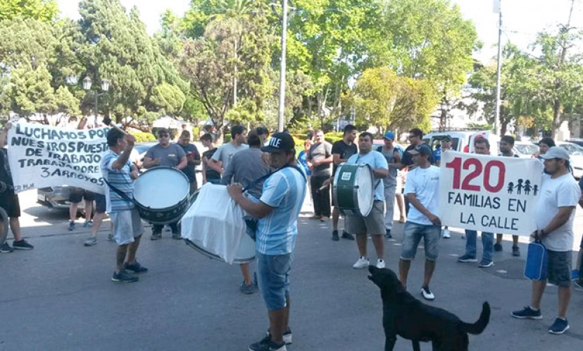 Trabajadores de 3 Arroyos se manifestaron en las puertas del Municipio