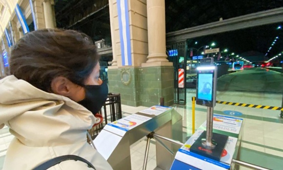 Trenes: cámaras controlan que pasajeros tengan bien colocado el barbijo